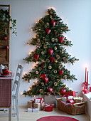 Selbstgemachter Weihnachtsbaum an der Wand