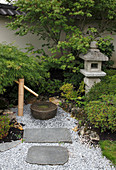Asiatischer Garten mit Steinlaterne und Wasserspiel