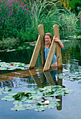 Mädchen (10 Jahre) im Schwimmteich