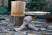 Holzsitz und Tisch auf Steinboden