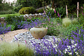 Kiesgarten mit leerem Container, Schiefer, Stipa tenuissima und Nepeta 'Walker's Low'