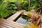 Pool (Teich) im hinteren Garten mit Holzbelag (Gehweg)