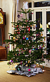 Bauernhof zu Weihnachten: Weihnachtsbaum im Wohnzimmer mit Geschenken unter dem Baum