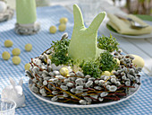 Ostertischdeko mit Kresse-Eiern und Weidenkätzchen