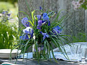 Strauß aus Iris barbata (Schwertlilien) und Miscanthus sinensis (Chinaschilf