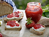 Glas mit selbstgemachter Marmelade aus Erdbeeren