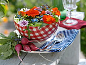 Bunter Salat mit eßbaren Blüten dekoriert
