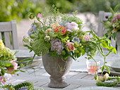 Table decoration with pink (roses), Ammi majus (cartilage carrot), Zinnia