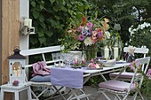 Abendterrasse : Tischdeko mit Windlichtern, Dahlia (Dahlien) und Hydrangea