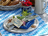 Bayrische Tischdeko : Holzbrett mit blauer Serviette