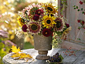 Strauß aus Helianthus (Sonnenblumen), Dahlia (Dahlien), Rosa