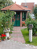 Artist's garden: Garden house