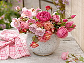 Strauß aus gemischten Rosa (Rosen) in Kugelvase
