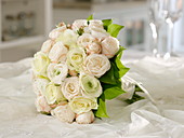 Brautstrauß aus weißen und cremefarbenen Rosen