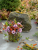 Kleiner Grabstrauß aus Chrysanthemum (Herbstchrysanthemen), Rosa
