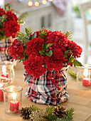 Herbstlicher Strauß mit Dianthus (Nelken), Gaultheria (Scheinbeere), Abies