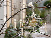 Verschneiter Kranz aus Pinus (Seidenkiefer), Hedera (Efeu) und Cladonia