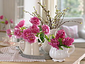 weiße Kannen mit Tulipa 'Dior' (gefüllten Tulpen), Hyacinthus 'Pink Pearl'