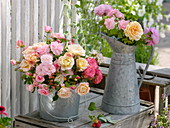 Zink - Eimer und Kanne mit gemischten Rosa (Rosen) aus dem Garten