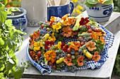 Bunter Gemüsekranz mit Kräutern und eßbaren Blüten
