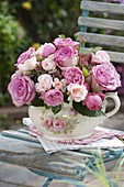 Gemischter Strauß aus Rosa 'Variance' (Rosen) und Hydrangea (Hortensie)
