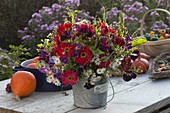 Strauß aus Zinnia (Zinnien), Lathyrus odoratus (Duftwicken) und Aster