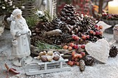 Weihnachtliches Tischarrangement: Korb mit Zapfen von Pinus