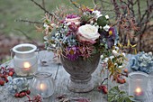 Herbststrauß im Rauhreif : Rosa (Rosen), Hydrangea (Hortensie)