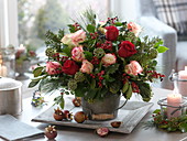 Winterlicher Strauß aus Rosa (Rosen), Ilex (Stechpalme), Hedera (Efeu)
