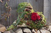 Herbstliches Herz aus Moos, mit Rosa (Rosen), Hypericum (Johanniskraut)
