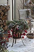 Weihnachtlich geschmückter Feuerkorb mit Kranz aus Picea (Fichten-Zapfen)
