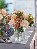 Strauss mit Rosa 'Double Delight' (Rosen), Alstroemeria (Inka-Lilie)