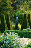 Obelisken-Sonnenuhr aus Edelstahl in Pettifers, Oxfordshire, im Parterre mit Eibenschnitt und niedrigen Buchsbaumhecken