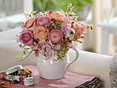 Duftender Frühlingsstrauß : Rosa (Rosen), Ranunculus (Ranunkeln)