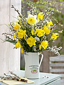 Spring bouquet in enamelled pot: Narcissus (daffodils)