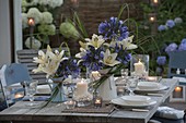 Blau weiße Tischdeko mit Schmucklilien und Lilien