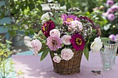 Sommerblumen-Kräuterstrauss: Rosa (Rosen), Zinnia (Zinnien)