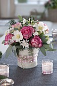 Winter bouquet in vase with felt covering: Rosa (roses), Helleborus niger
