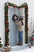 Haustür mit Girlande weihnachtlich dekorieren