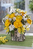 Yellow-white bouquet with ranunculus, Narcissus 'Ziva'