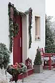 Eingang weihnachtlich dekoriert : Girlande und Kranz aus Ilex (Stechpalme)