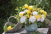 Strauss aus gelben Iris barbata (Schwertlilien), weissen Paeonia
