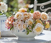 Apricotfarbene, duftende Rosa (Rosen) in Porzellan-Schüssel