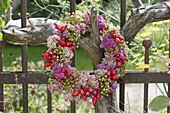 Herbst-Kränzchen mit Sedum (Fetthenne) und Hagebutten (Rosa)