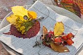 Floristische Dekorationen mit Fundstücken aus dem Herbstwald