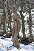 Frauen-Figur aus Terracotta im winterlichen Garten