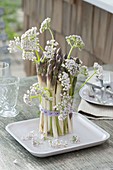 Stehstrauss aus Spargel (Asparagus) mit Blüten von Baldrian Valeriana)