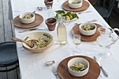 Bohnen-Nudel-Salat als Vorspeise, Krug mit Wasser, Flasche mit Wein