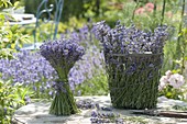 Frisch geschnittener Lavendel (Lavandula) als Stehstrauss und im Korb