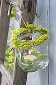 Einmachglas zweckentfremdet als Windlicht mit Kränzchen aus Blüten